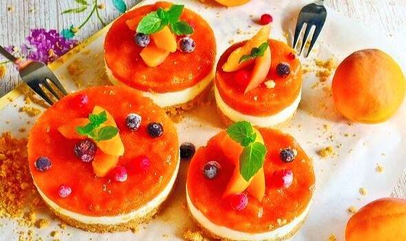 Apricot cheesecakes