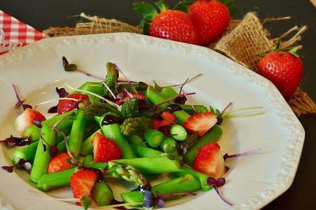 asparagus and strawberries salad with balsamic vinegar dressing