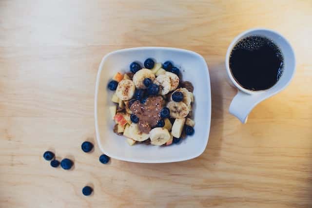 banana, blueberry and apple breakfast bowl