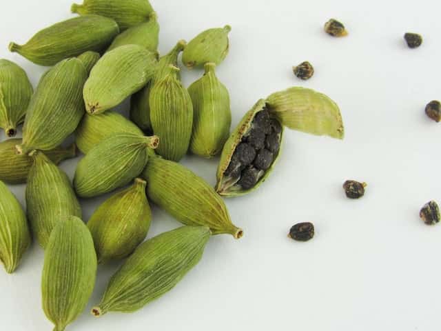 green cardamom seeds