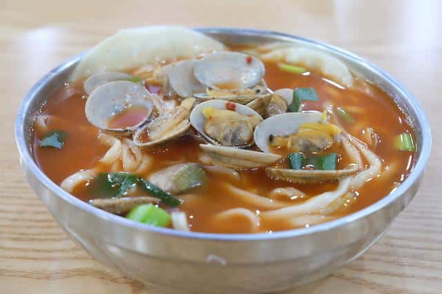 clams and noodles soup