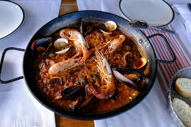 clams and seafood Paella