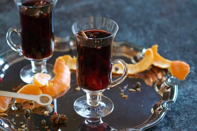 cloves and spices mulled wine