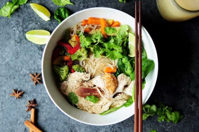 coriander, chicken and vegetables noodles soup