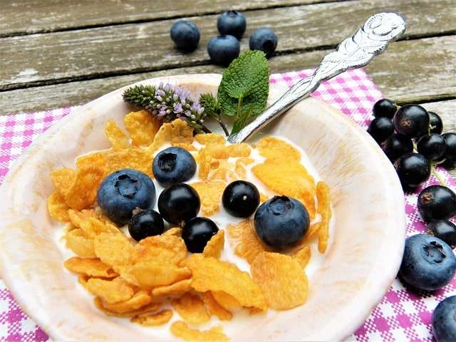 corn flakes breakfast with blueberries
