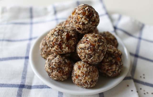 dates and coconut energy balls