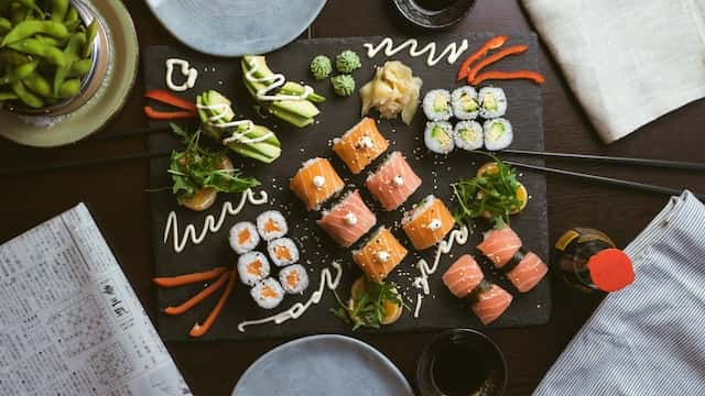 edamame and sushi plater