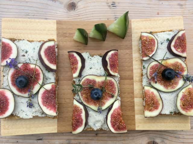figs and cream cheese toast