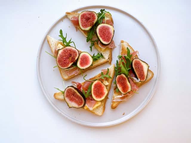 figs, Parma ham and rockets toast