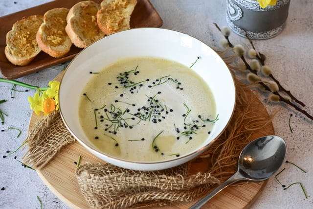 Kohlrabi soup with cruttons