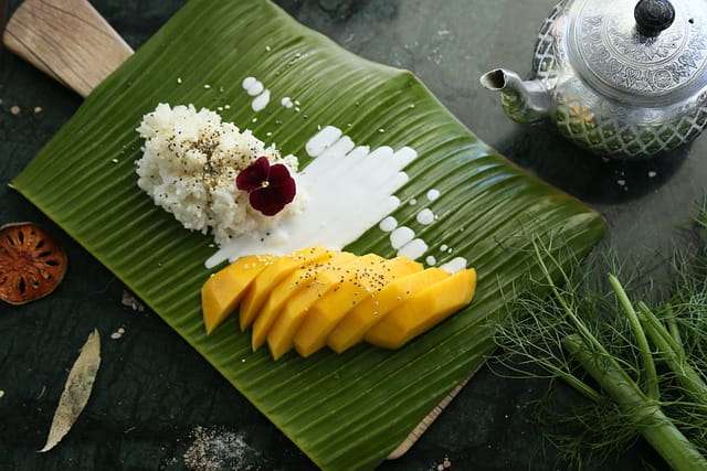 mango and sticky rice dessert