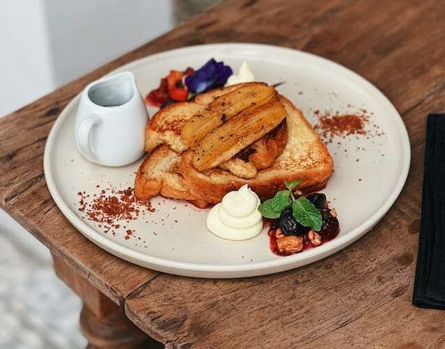 Maple syrup, caramelized bananas on French toast dessert