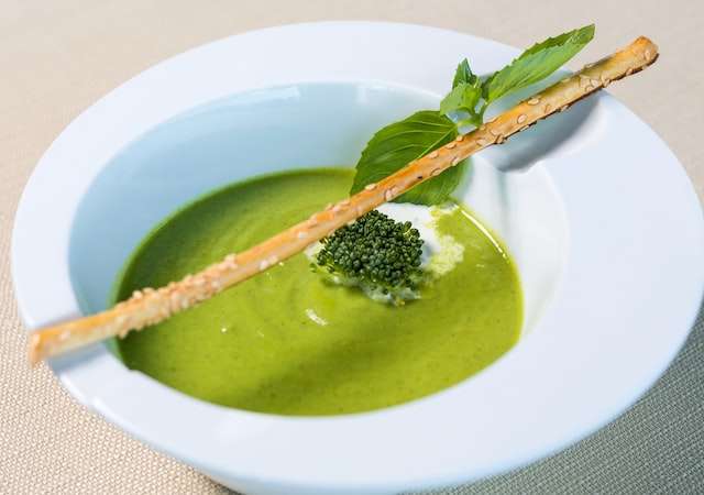 Peas and broccoli soup with breadstick