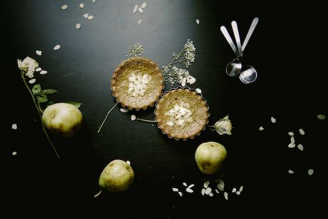 Pears and almonds tart