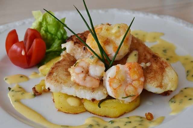 Plaice fillet with prawns and butter sauce