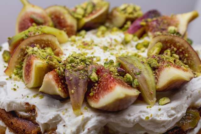 Pistachios and figs cake