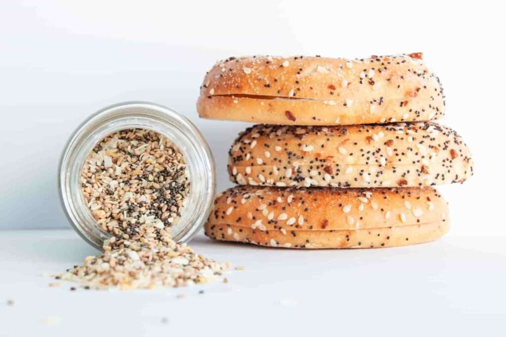 poppy and sesame seeds bagels