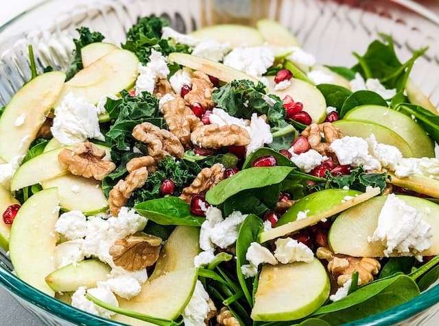 Spinach salad with cheese, walnuts and apples