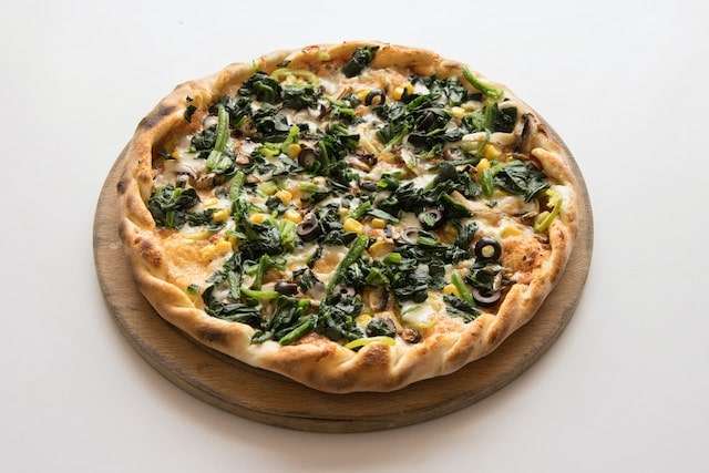Spinach and vegetables pizza