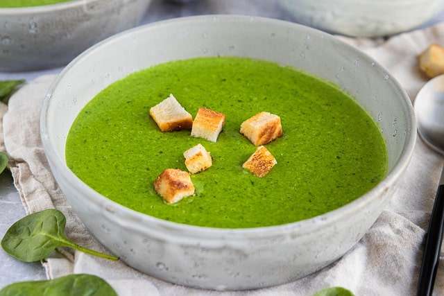 Spinach soup and crutons