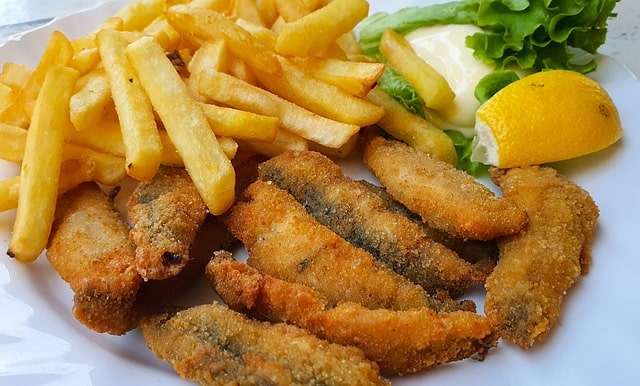 breaded sardines with chips and garnish