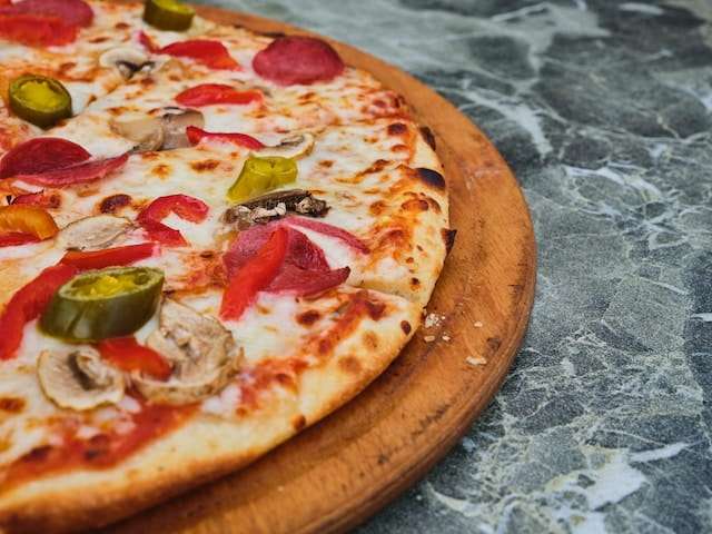 sweet peppers, jalapeno and pepperoni pizza